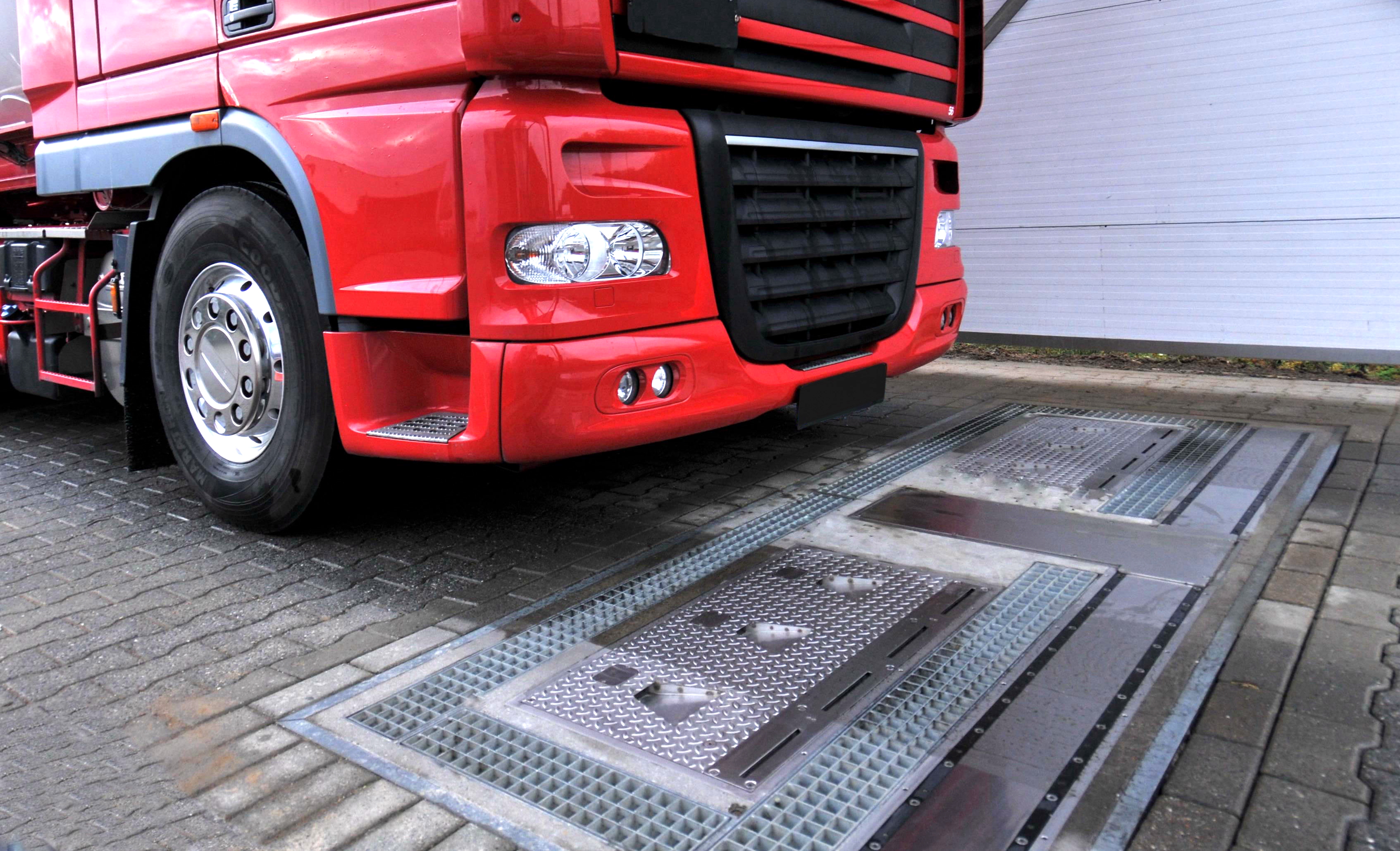 卡車即將通過由Ventech Systems GmbH所製造的全自動輪胎檢測系統，此創新裝置可快速的檢測出胎壓、溝深及車重。固特異輪胎及橡膠公司已同意自Grenzebach Maschinenbau GmbH購入Ventech Systems