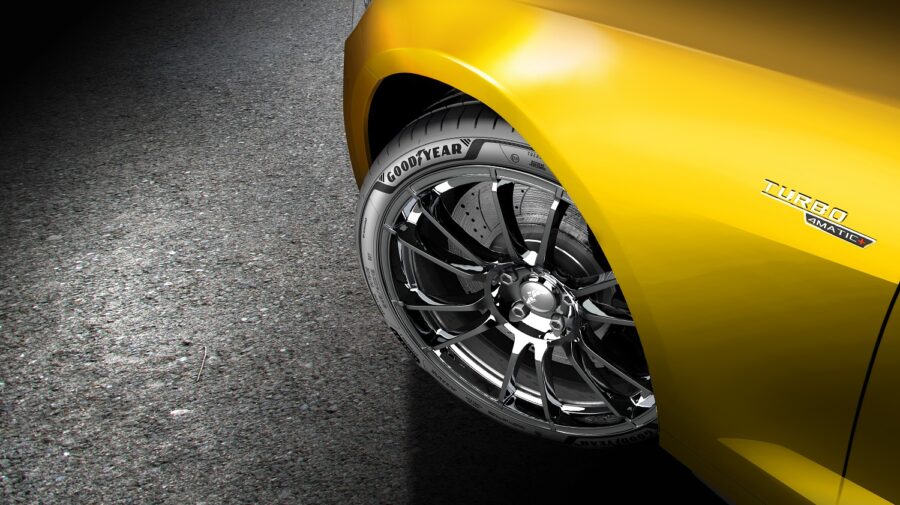 雨戰實力方面，Eagle F1 Asymmetric 6仰賴濕地貼合Pro科技，於輪胎外層採用新型態橡膠化合物配方，增加輪胎踏面與路面的微細接觸面積面積，使輪胎更加緊密貼地。
